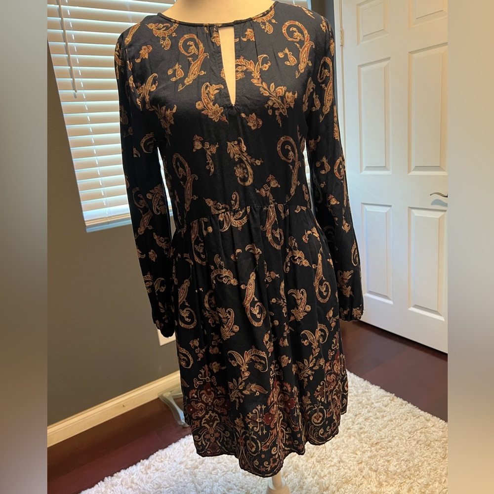 . Abercrombie & Fitch paisley mini with peep hoke in front. Size S